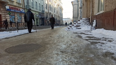 Тротуари й проїзди у Чернівцях перетворились на суцільну ковзанку – фото