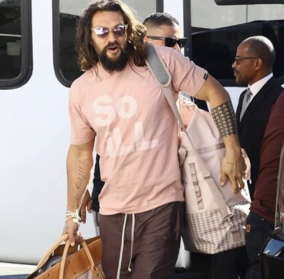 "Аквамен" поїхав в аеропорт у рожевому вбранні - фото