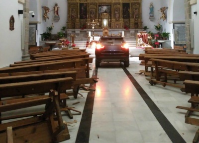 В Іспанії чоловік на авто заїхав у церкву, рятуючись від диявола - відео
