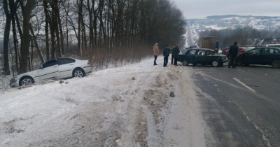 Неподалік Чернівців - дві ДТП на одному місці: є постраждалі – фото