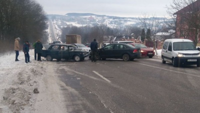 Неподалік Чернівців - дві ДТП на одному місці: є постраждалі – фото