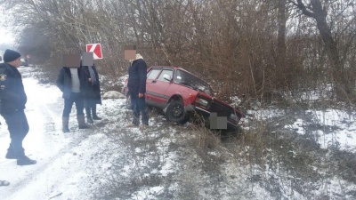 Ожеледиця на Буковині: дві автівки застрягли в кюветі - фото