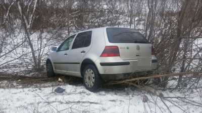 Ожеледиця на Буковині: дві автівки застрягли в кюветі - фото