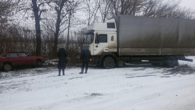 Ожеледиця на Буковині: дві автівки застрягли в кюветі - фото