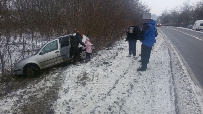 Ожеледиця на Буковині: дві автівки застрягли в кюветі - фото