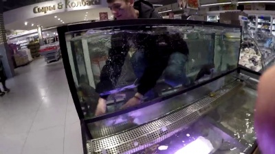 "Я – короп!": у супермаркеті покупець пірнув в акваріум (відео)