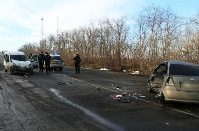 ДТП біля АЗС на Буковині: двоє людей в лікарні - фото