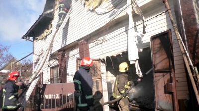 Згоріло пів будинку і гараж: у ДСНС розповіли деталі пожежі на Калічанці