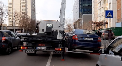 У Києві почали працювати евакуатори, які здатні прибрати авто порушника за кілька хвилин - відео