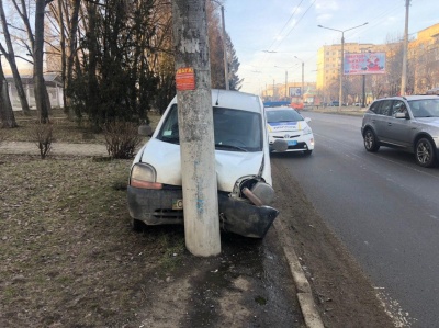 У Чернівцях автівка врізалась у стовп – фото