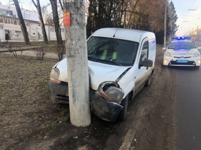 У Чернівцях автівка врізалась у стовп – фото