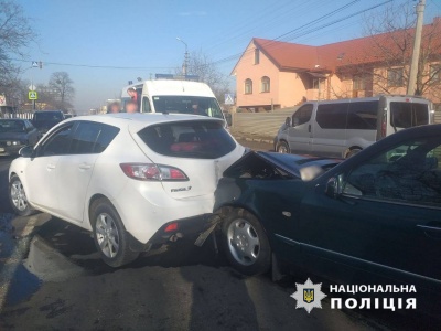 На виїзді з Чернівців - потрійна ДТП: є постраждалі - фото