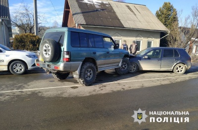 На Буковині біля «блокпосту» маланкарів зіткнулися дві «євробляхи»: є потерпілий