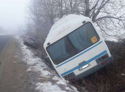 У Чернівцях маршрутка зіткнулася з легковиком: обидва авто злетіли в кювет