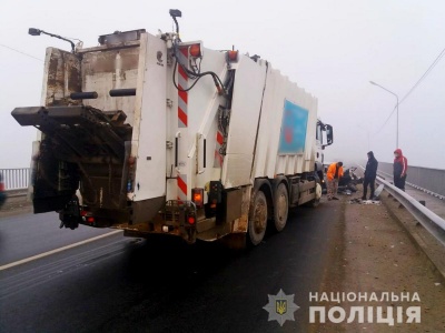 ДТП із сміттєвозом неподалік Чернівців: у поліції розповіли деталі
