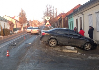 Не дотримався дистанції: у Сторожинці зіткнулись дві автівки