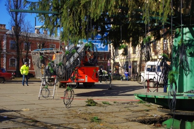 Головну ялинку Чернівців почали розбирати – фото