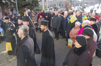 «Дзвін тужить за героями»: у Чернівцях вшанували пам’ять загиблого бійця – фото