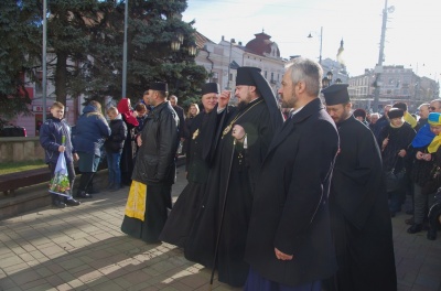 «Дзвін тужить за героями»: у Чернівцях вшанували пам’ять загиблого бійця – фото