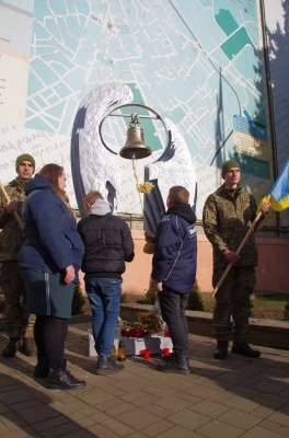 «Дзвін тужить за героями»: у Чернівцях вшанували пам’ять загиблого бійця – фото