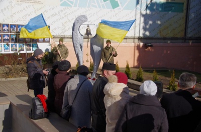 «Дзвін тужить за героями»: у Чернівцях вшанували пам’ять загиблого бійця – фото