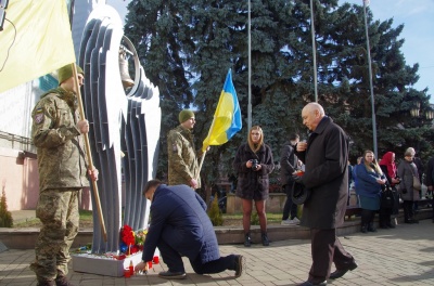 «Дзвін тужить за героями»: у Чернівцях вшанували пам’ять загиблого бійця – фото