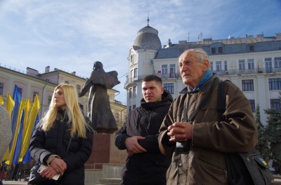 «Дзвін тужить за героями»: у Чернівцях вшанували пам’ять загиблого бійця – фото