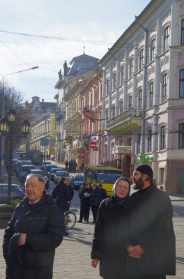 «Дзвін тужить за героями»: у Чернівцях вшанували пам’ять загиблого бійця – фото