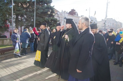 «Дзвін тужить за героями»: у Чернівцях вшанували пам’ять загиблого бійця – фото