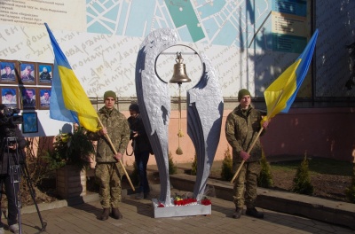 «Дзвін тужить за героями»: у Чернівцях вшанували пам’ять загиблого бійця – фото