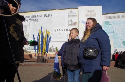 «Дзвін тужить за героями»: у Чернівцях вшанували пам’ять загиблого бійця – фото