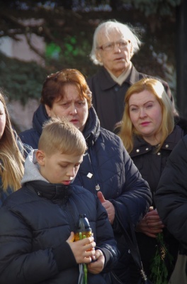 «Дзвін тужить за героями»: у Чернівцях вшанували пам’ять загиблого бійця – фото