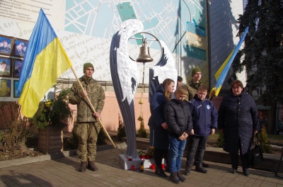 «Дзвін тужить за героями»: у Чернівцях вшанували пам’ять загиблого бійця – фото