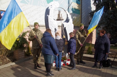 «Дзвін тужить за героями»: у Чернівцях вшанували пам’ять загиблого бійця – фото