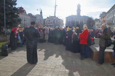 «Дзвін тужить за героями»: у Чернівцях вшанували пам’ять загиблого бійця – фото