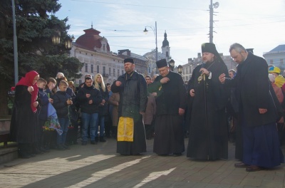 «Дзвін тужить за героями»: у Чернівцях вшанували пам’ять загиблого бійця – фото