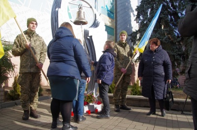 «Дзвін тужить за героями»: у Чернівцях вшанували пам’ять загиблого бійця – фото