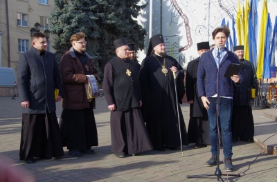 День Соборності України: у центрі Чернівців утворили ланцюг єднання – фото