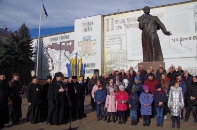 День Соборності України: у центрі Чернівців утворили ланцюг єднання – фото