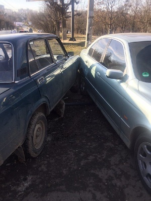 Потрійна ДТП у Чернівцях: п'яний водій зіткнувся з двома іномарками