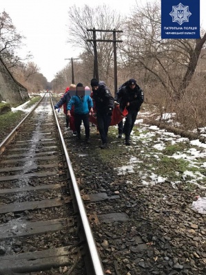 У Чернівцях поліцейські та перехожі врятували чоловіка від переохолодження