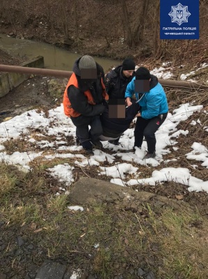 У Чернівцях поліцейські та перехожі врятували чоловіка від переохолодження