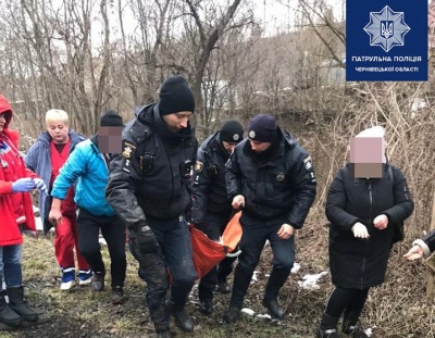 У Чернівцях поліцейські та перехожі врятували чоловіка від переохолодження