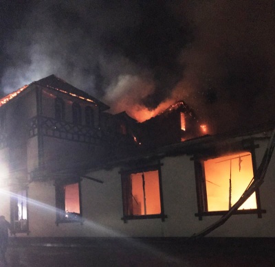 Масштабна пожежа на Буковині: у Новоселиці вночі горів ресторан – фото