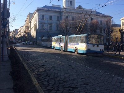 У центрі Чернівців поліція через навчання перекрила рух транспорту на Головній