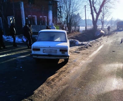 У Сторожинці зіткнулись два ВАЗи, одна з автівок вилетіла з дороги