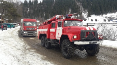В горах на Буковині застрягли дві вантажівки