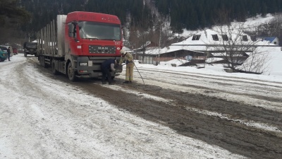 В горах на Буковині застрягли дві вантажівки