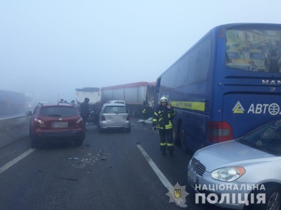 На трасі “Одеса-Київ” зіштовхнулися відразу 11 авто. Одна людина загинула