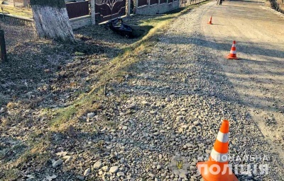 Врізався в бетонну огорожу: на Буковині в ДТП загинув водій мопеда